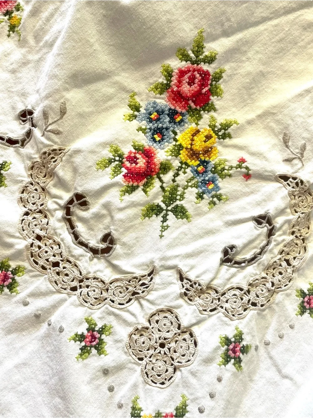 Vintage White Floral Embroidered Cut Work Tablecloth 92” & 12 Match Napkins